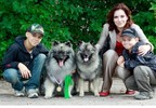 Дэдди Лайн Елрик (слева) и Айстраум Флиси Фелисити со своей семьей: Катей, Данилой и Денисом
